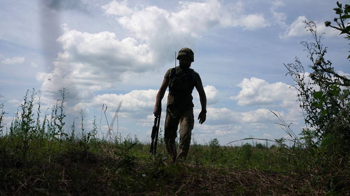 Ukrajina kvůli sílící ruské ofenzivě evakuuje 37 obcí v Charkovské oblasti